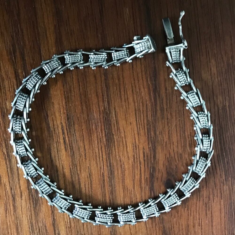 Vintage textured basket weave silver link bracelet hidden box clasp